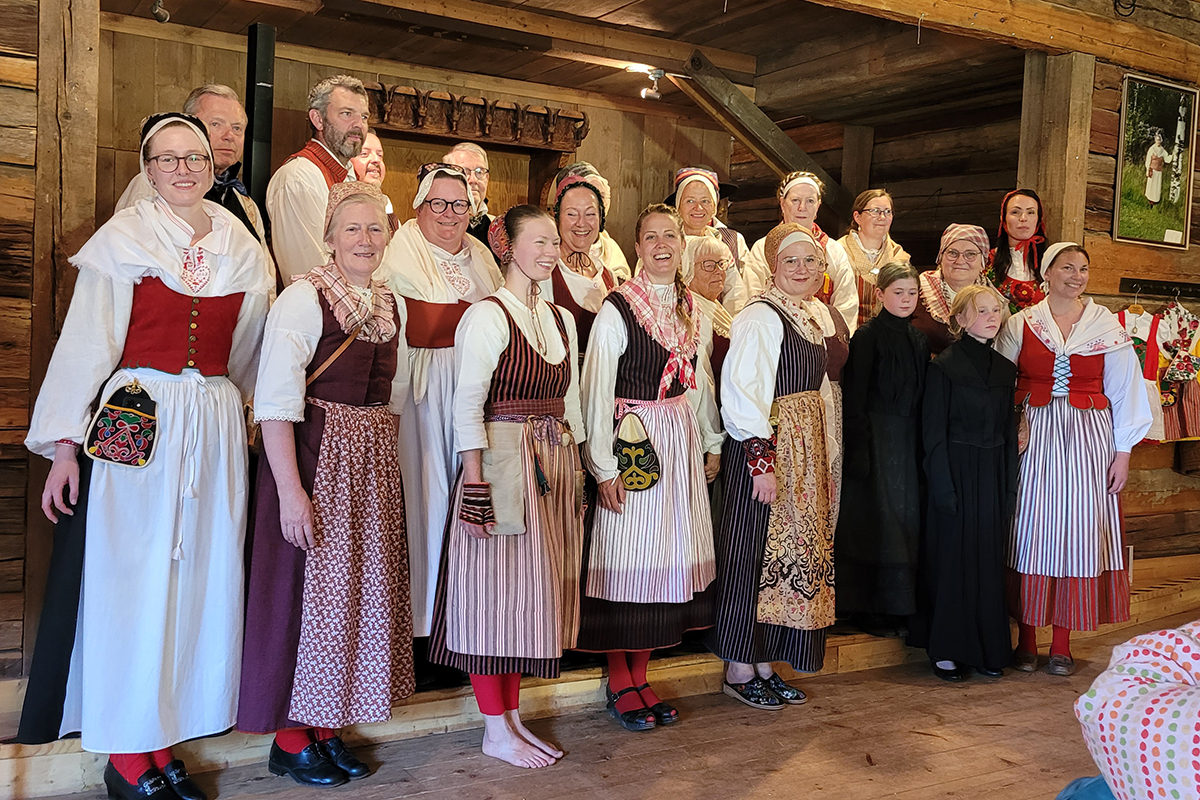 Bild från Torsåker 2024-06-01, där vi deltog med flera personer som visade olika dräkter.