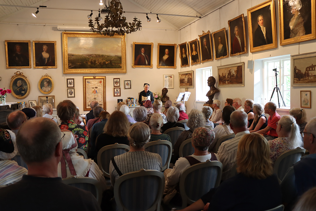 Presentatör Ann-Marie Jerner framför den månghövdade publiken.