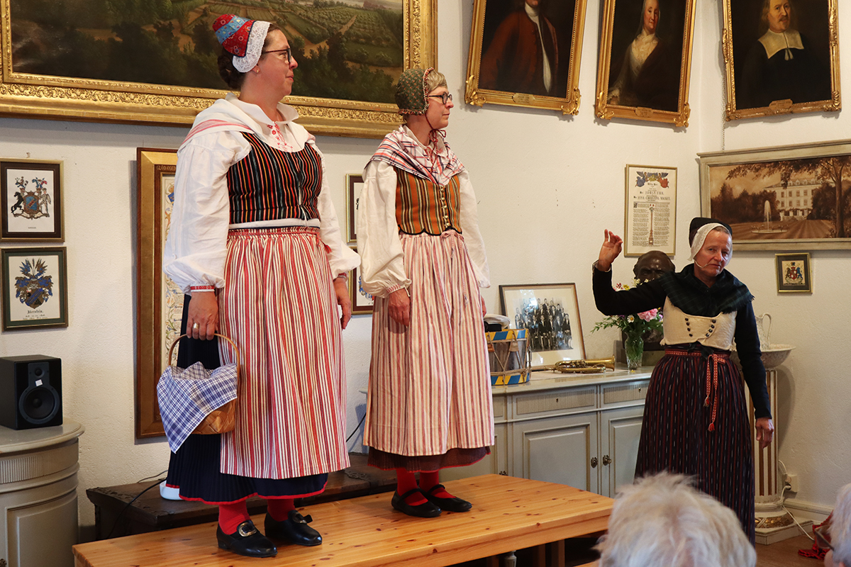 Samma modeller visar framsidan.