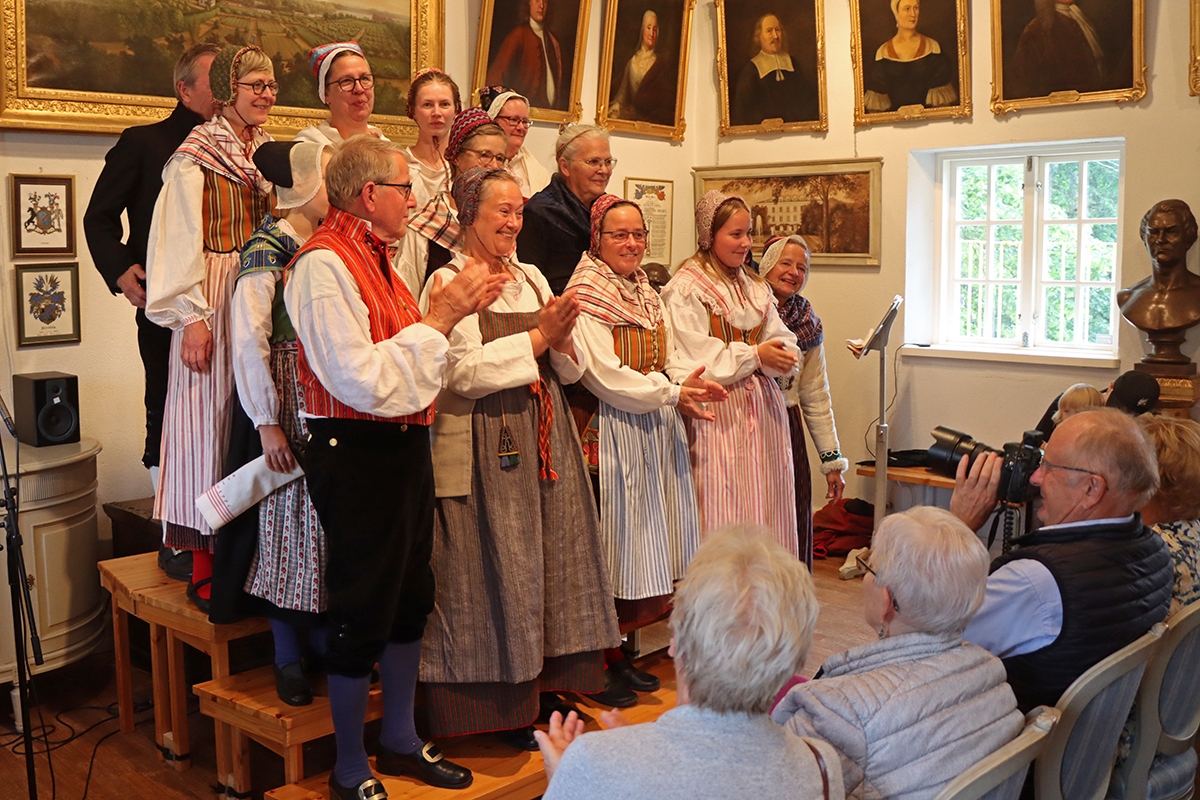 Alla modeller i olika varianter av dräkt från Ovansjö tackar för sig.