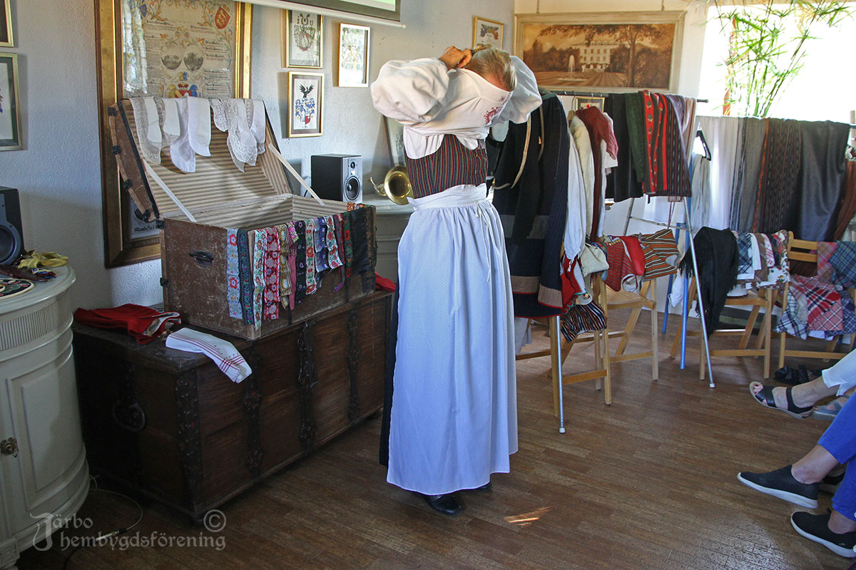 Dags för överdel med broderier, fint skulle det vara i kyrkan. Halshålet i lösa överdelar hade alltid hugsmått, så trångt att det nätt och jämnt gick att dra över huvudet. Ann-Mari tar sig dock ut med den äran!