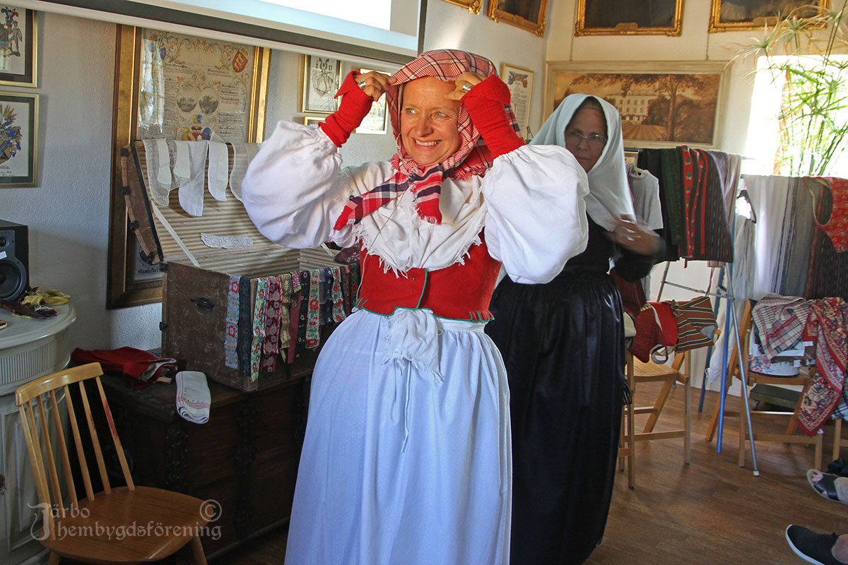 IMG_1820 Kvinnorna använde alltid ett huvudkläde ovanpå bindmössa när de gick utomhus. Ofta rödrutigt på sommaren, och i mörkare färger vintertid.