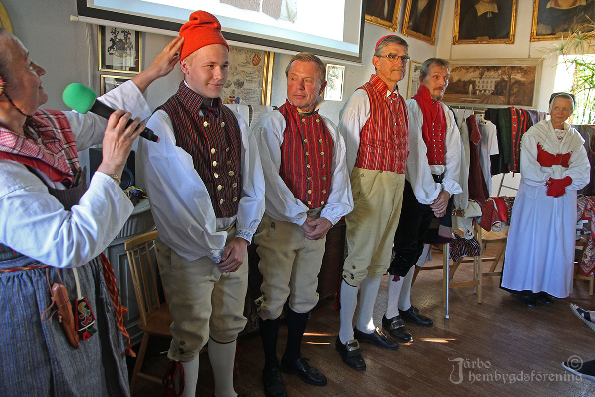 IMG_1834 Herrarna var fina i Ovansjö de med. Olika randningar på västarna och gula knäbyxor. Vita eller blå strumpor till. Röd stickad mössa var populärt. En bröllopsklädd herre har knäbyxor i sammet och väst i röd kattun.