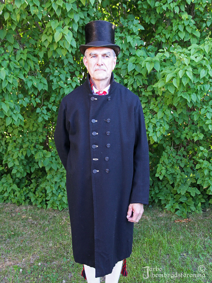 IMG_1841 Lars Olof Palm ståtar i Ovansjödräkt med svart långrock och hög hatt, troligen på väg till kyrkan eftersom han är så fasligt välklädd.