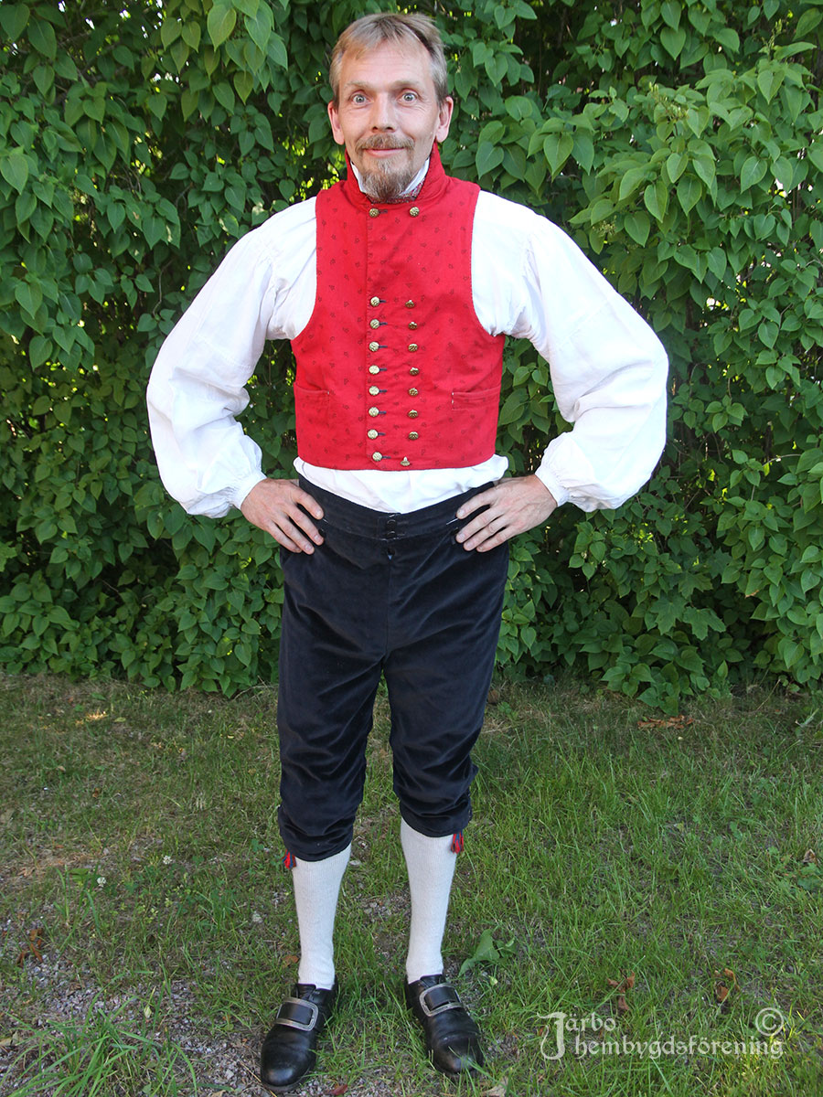 IMG_1851 Mansdräkt för högsta helg eller bröllop med väst i rödmönstrad kattun, alltså bomull. Modell: Mikael Thorsell.