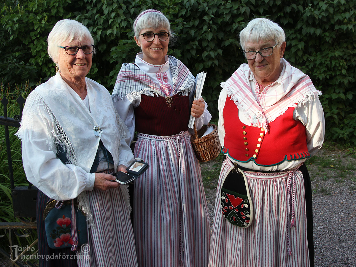 IMG_1874 Tre dräktklädda damer, varav två i varianter från Ovansjö. Den ena med livkjol och den andra rött fläbblivstycke.