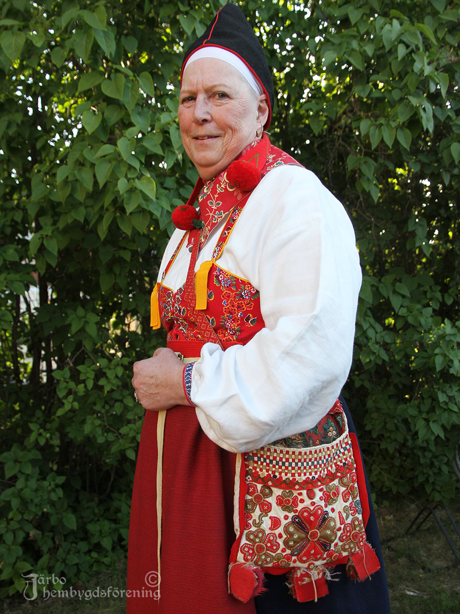 IMG_1882 Stilig dam i dräkt från Rättvik, Dalarna har letat sig över gränsen för att lära sig mera om oss i Ovansjö. Modell: Raine Mickels.