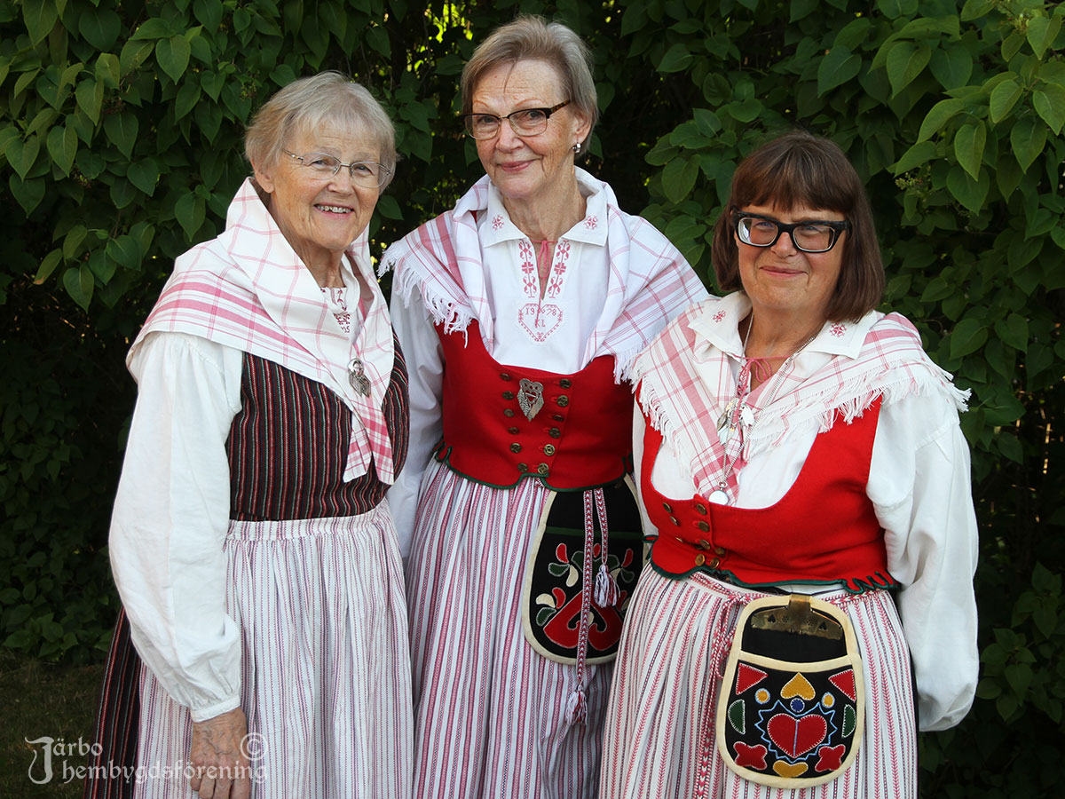 IMG_1913 Tre damer i olika varianter av dräkter från Ovansjö/Järbo.