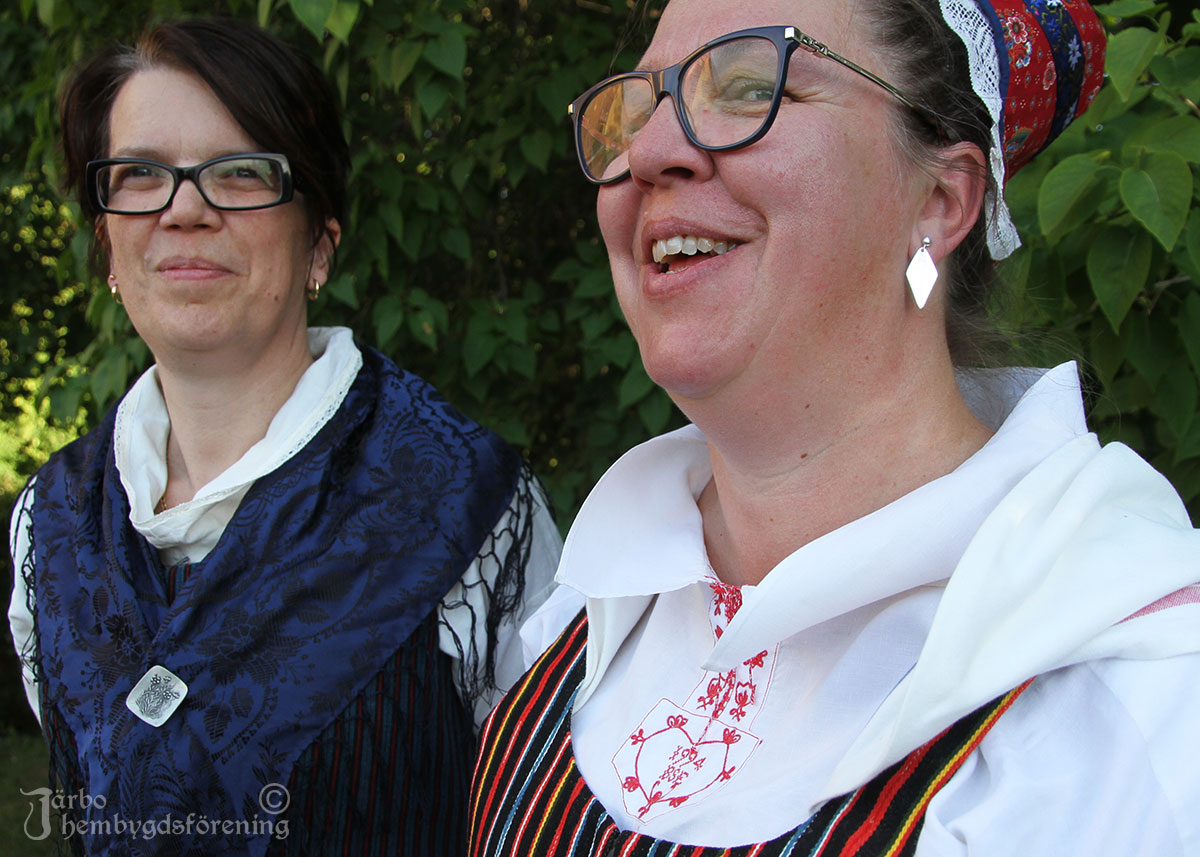 IMG_1919 Ulrika har en dräkt från Arbrå, Hälsingland. Susanne Adman har en äldre variant av Ovansjödräkt.
