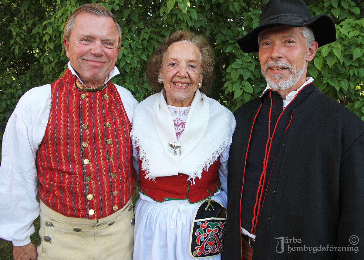 IMG_1926 Bengt Humble har sommarvariant från Ovansjö med rödrandigt livstycke, vit skjorta med röda korsstygnsbroderier, sidenhalskläde och gula skinnbraxor med blåa strumpor. Gun Molander har dräkt för högsta helg Ovansjö. Mats Humble har herrdräkt från Dådran i Rättviks kommun.