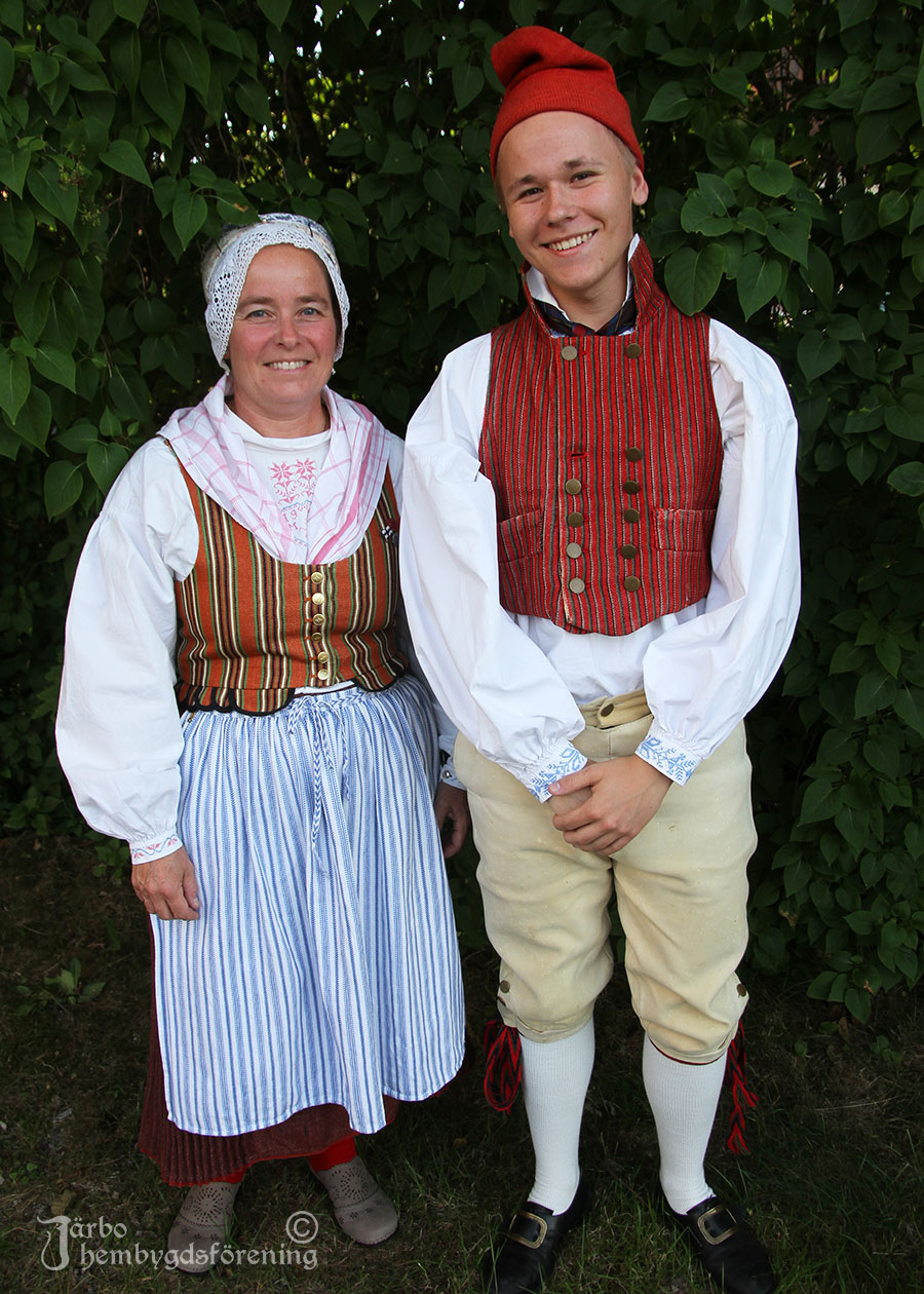IMG_1934 Monica Lagerqvist Nilsson och sonen Ulf har olika varianter av dräkter från Ovansjö.