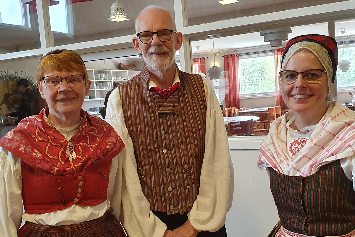 Fler glada folkdansare