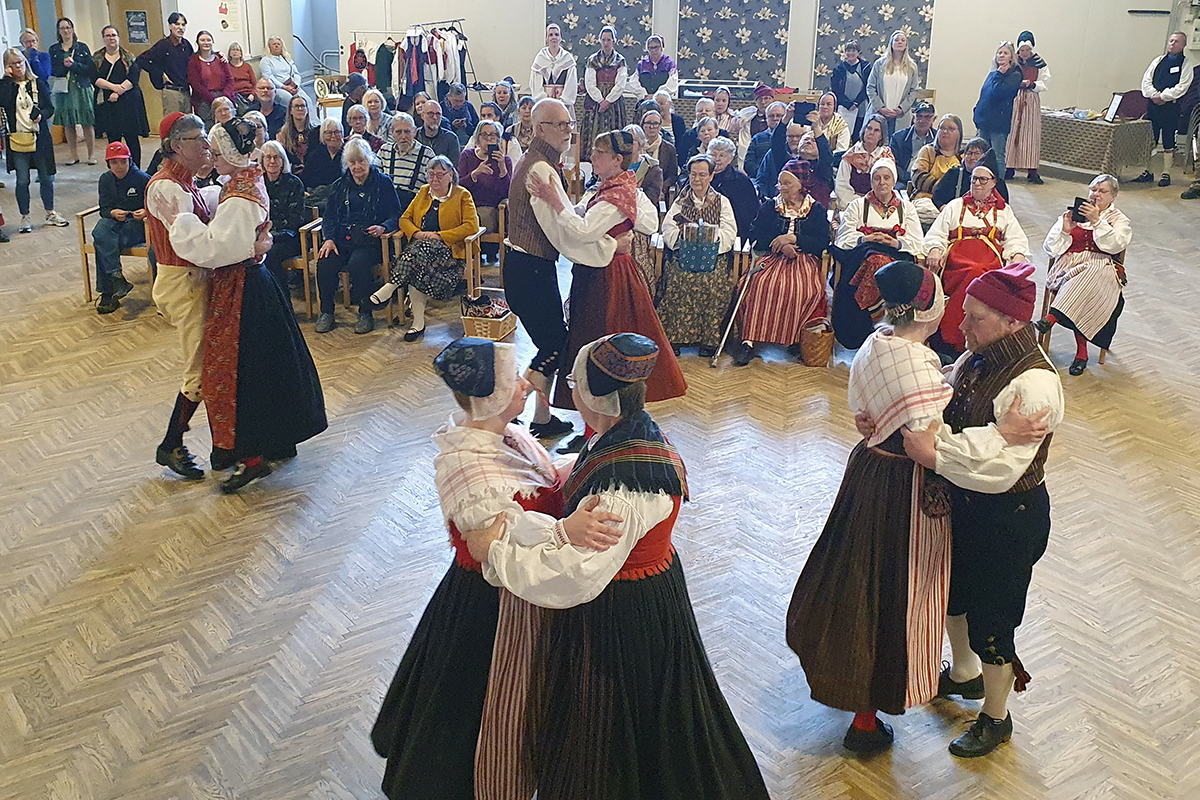 Ovansjö Folkdanslag dansar