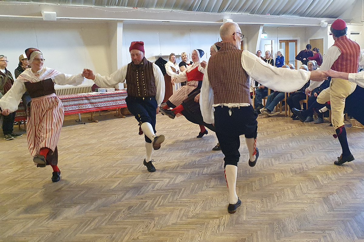 Ovansjö Folkdanslag dansar