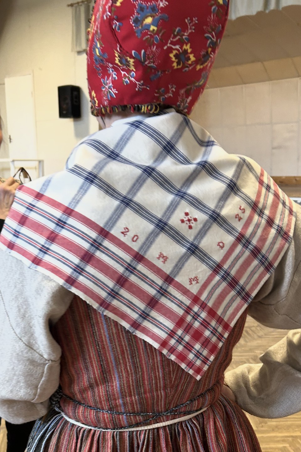 frossa_9355x Hemvävd sjal med broderi