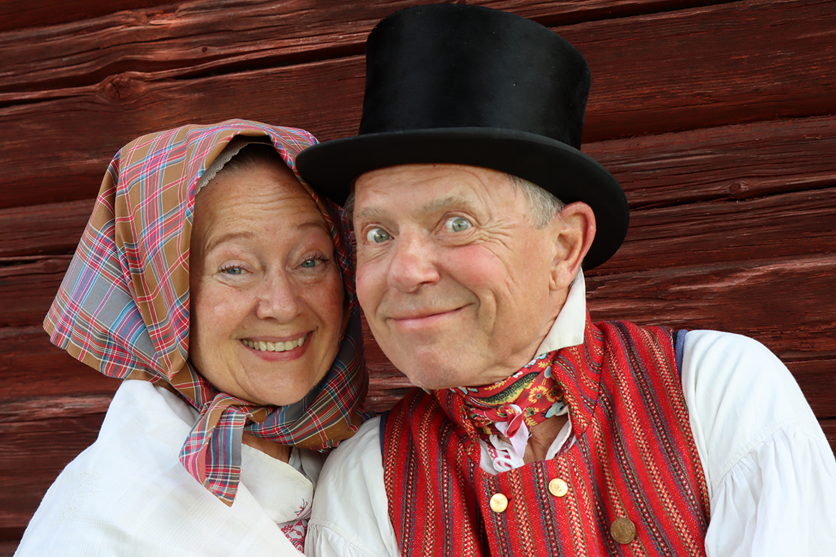 granslos_4179 Gunilla och Bengt är glada i finaste kyrkstasserna