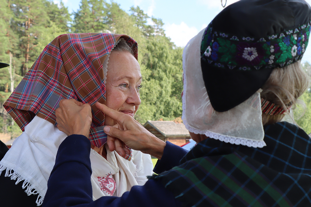 granslos_4200 AnnMarie Jerner hjälper Gunilla med att få huvudklädet att sitta prydligt ovanpå bindmössan