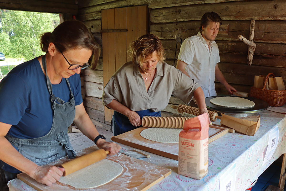 granslos_4216 Tunnbrödsbakning för försäljning