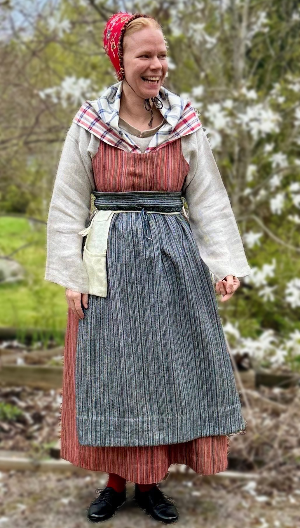 moa-drakt-b Moa har vävt allt material själv, sytt hela sin dräkt med hjälp av beskrivningar och mönster från hemsidan. Precis så vill vi göra materialet tillgängligt för flera!