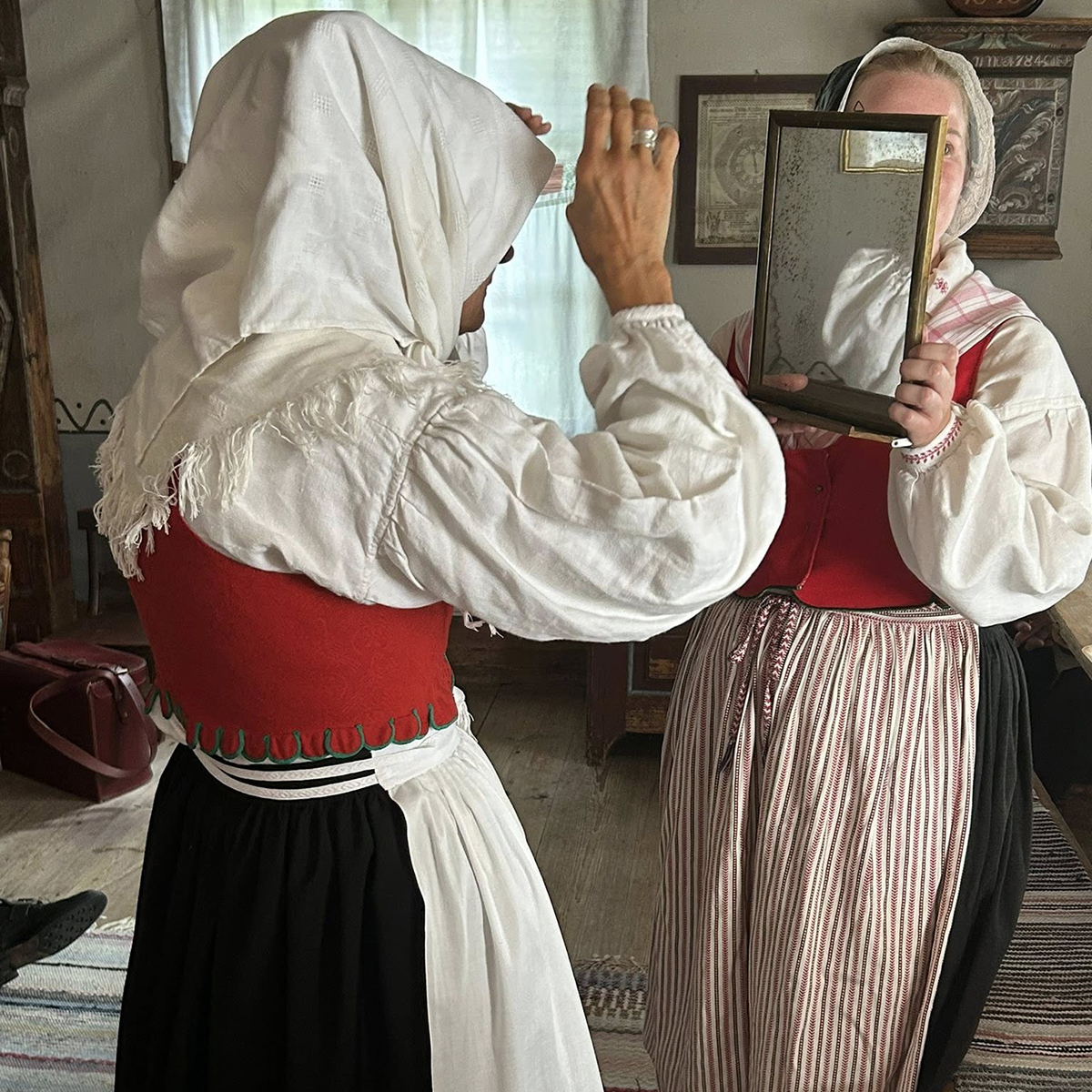 Utomhus har man alltid en huvudduk på (enligt gammal sed) för att skydda den fina bindmössan som sitter under.