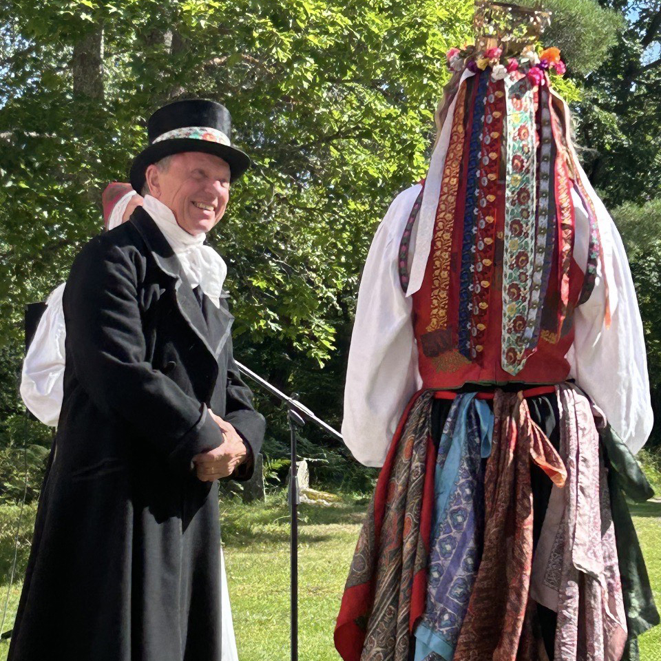 Och bruden är lika fin bakifrån som framifrån.