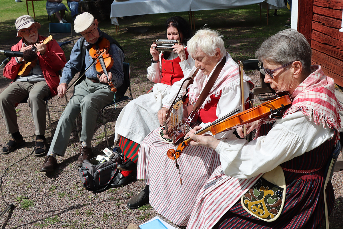 Ovansjö Spelmanslag underhåller med fin musik