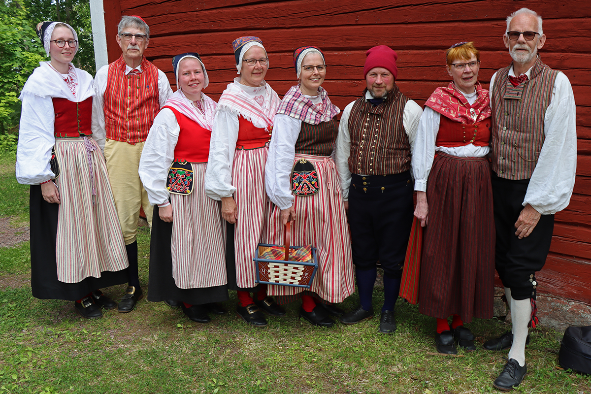 Ovansjö Folkdanslag vilar i skuggan efter dansuppvisning