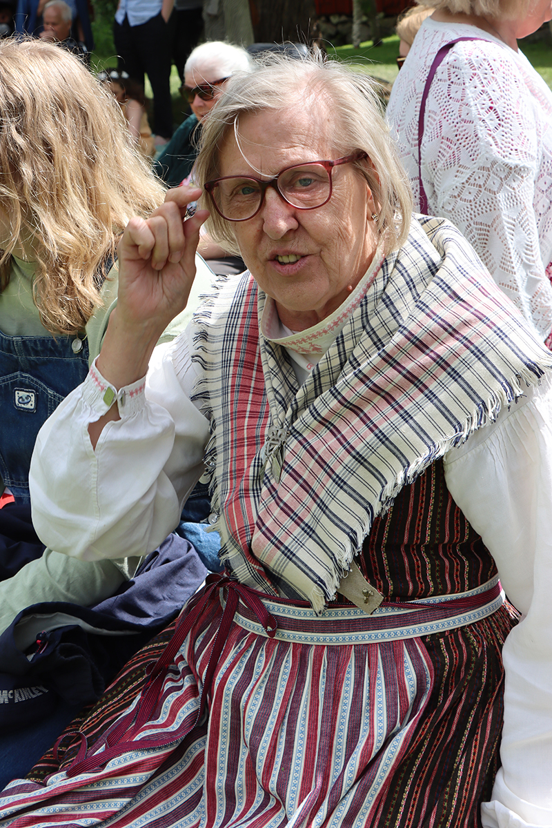 ovansjo-j_4062 En besökande klädd i dräkt från Hedesunda