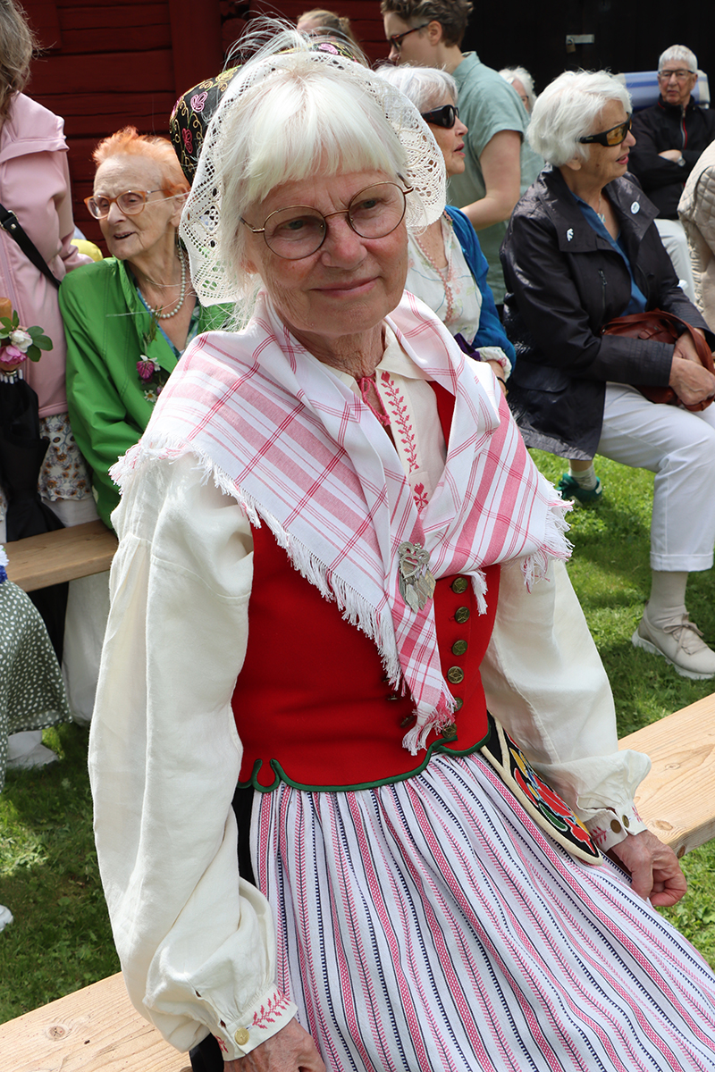 ovansjo-k_4066 En besökande klädd i dräkt från Ovansjö, högsta helg