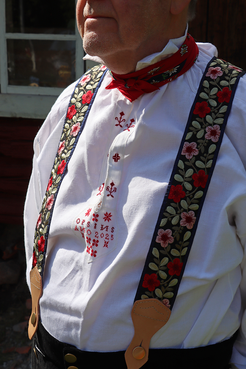 ovansjo-m_4147 Olle från projekt digidräkt visar upp sina nya tjusiga hängslen och skjorta där brodyren (OPSINS) uttolkas Olle Pauls son i Nysmeds