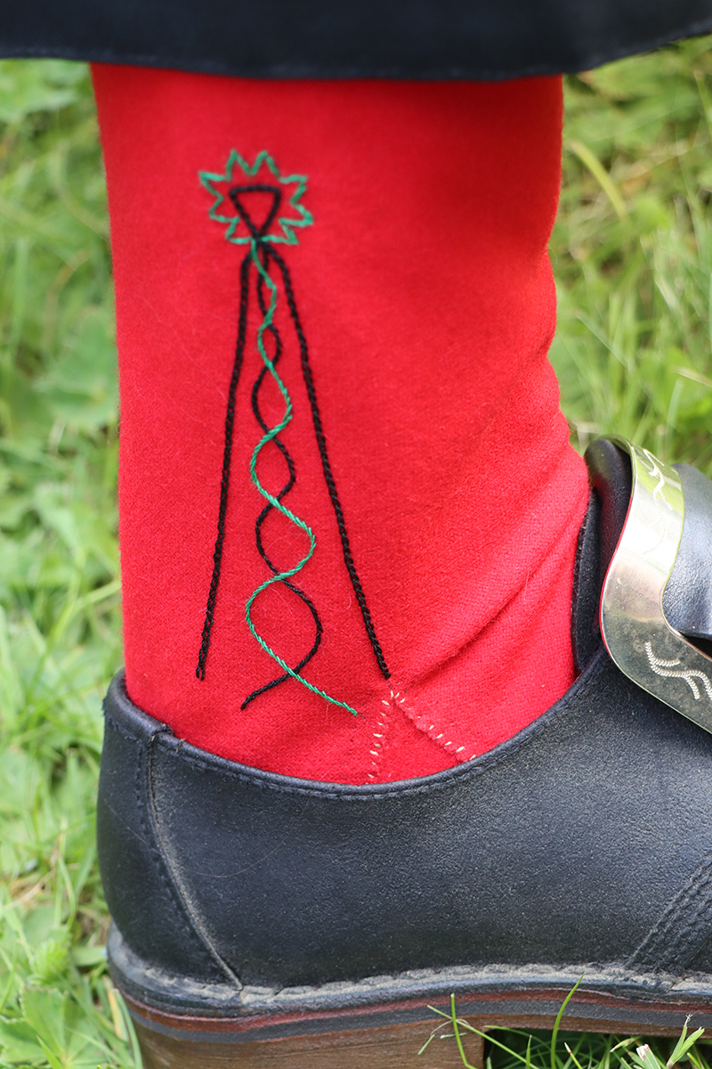 ovansjo_4152 Tjusigaste sydda strumpor i rött kläde från Ovansjö med silkesbroderi