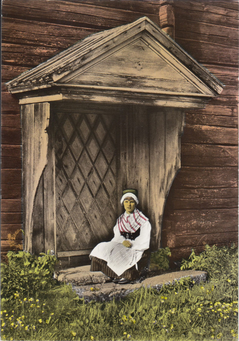 vykort-siv-holm Järbo Hembygdsförenings stolhet Masmästargården visar Siv Holm. Bilden har publicerats som vykort.