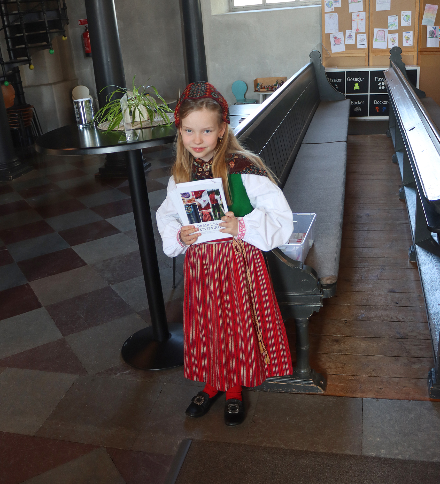 Gästerna möttes i kyrkan av lillstintan Ines från Svärdsjö, som delade ut programblad.