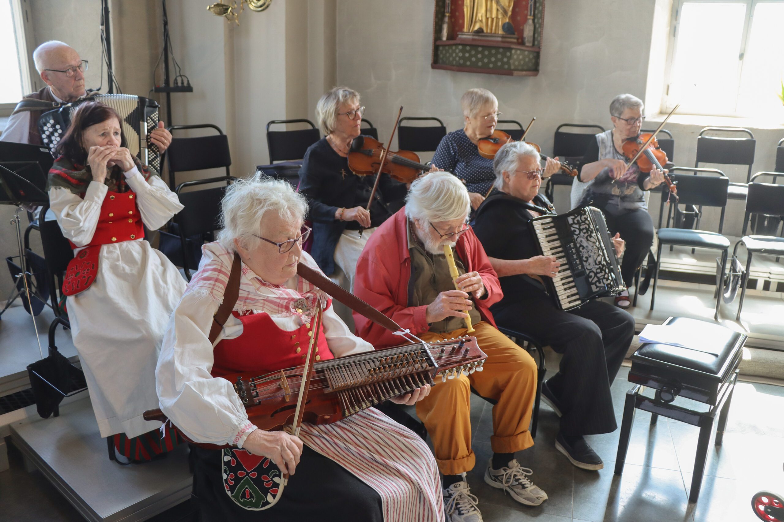 IMG_4773 Ovansjö spelmän spelade en melodi inför varje ny visning av modeller. När Ovansjö spelmanslag dansade blev det en glad schottis från Bro i Storvik.