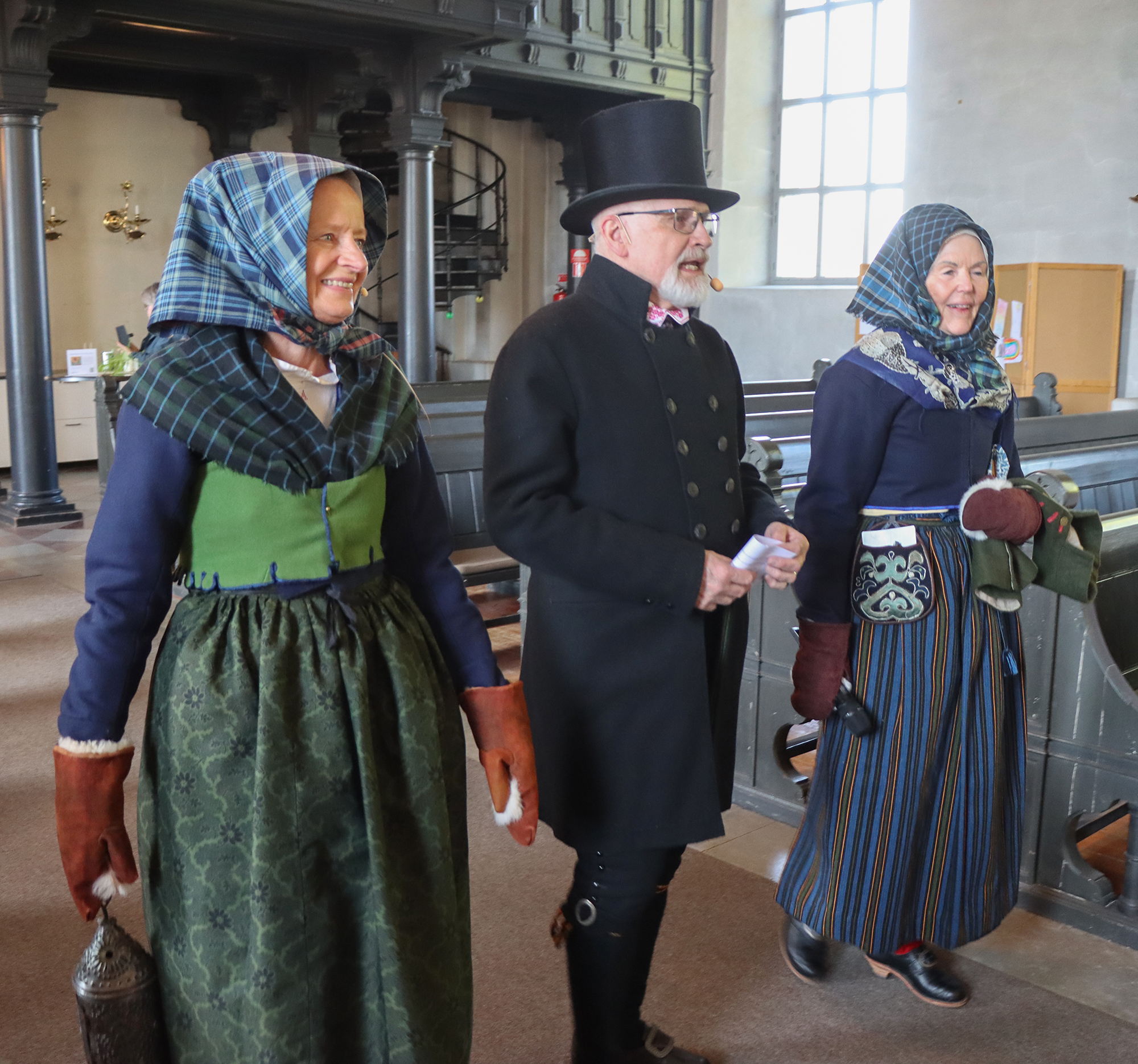 Visningen inleddes och presenterades av AnnMari Jerner från Ovansjö,  Erik Thorell från Stora Tuna och Eva Nicklasson från Svärdsjö. AnnMari och Eva bar allvarsdräkt för vinterbruk och Erik var klädd i dräkt för högsta helg