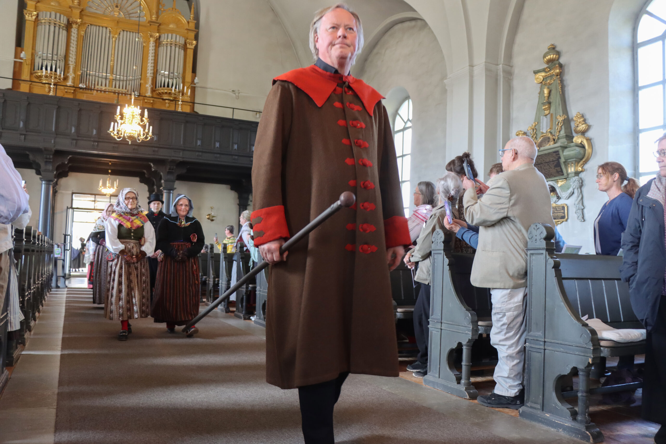 Kyrkstöten Leif ledde in varje grupp i kyrkan. Den fina rocken han bar som kyrkstöt var inlånad från Skansens klädkammare.