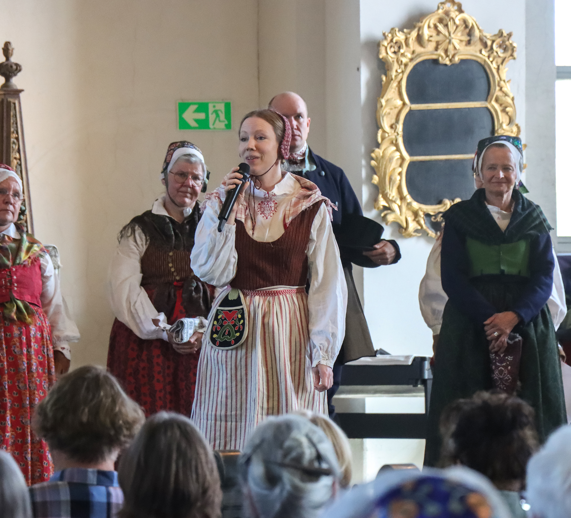 IMG_4831 Åsa, som bjöd på både kulning och vallvisa, var klädd i närbesläktad Årsundadräkt.