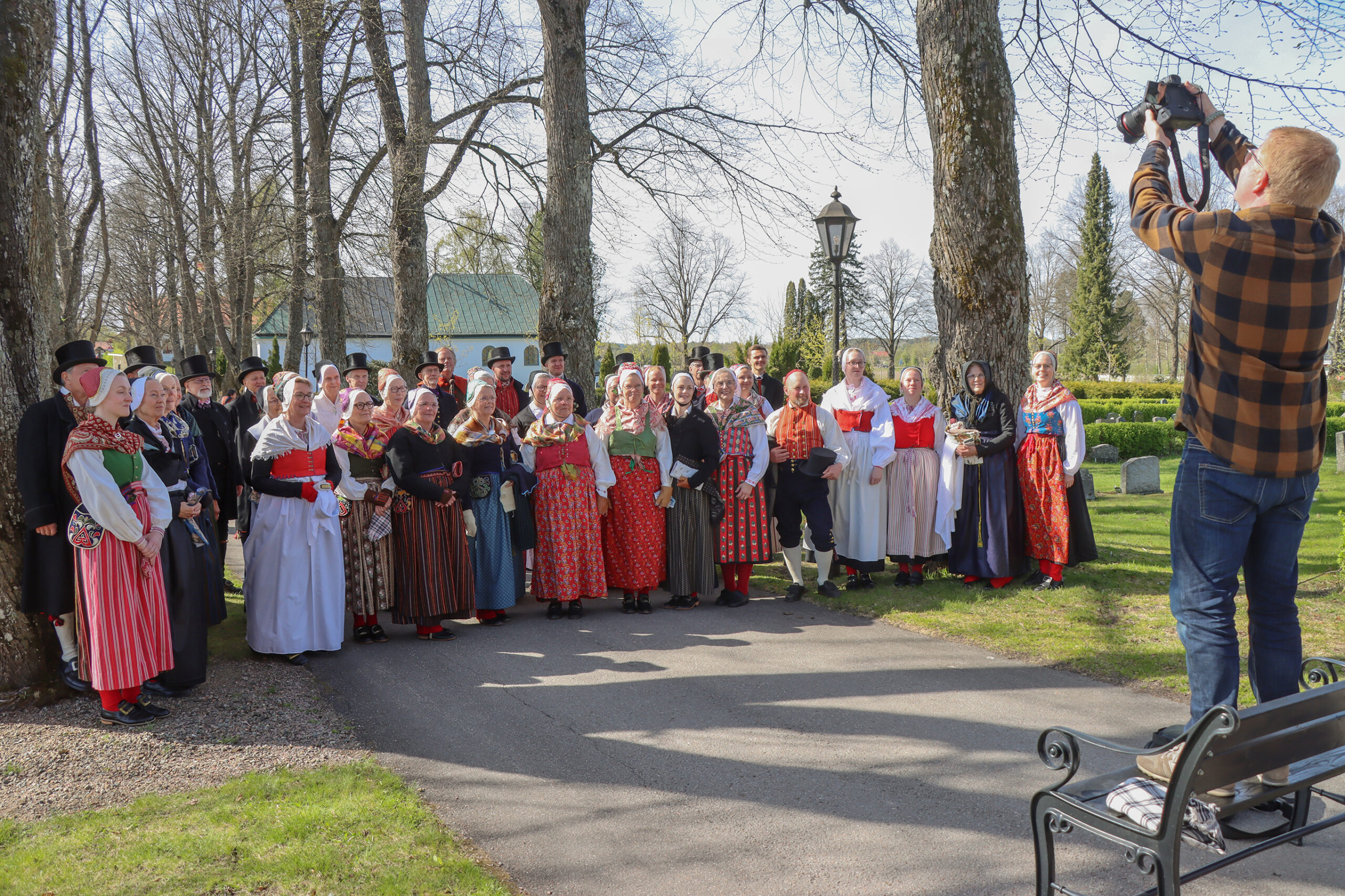 IMG_4862 Efter visningen blev det försök till gruppfoto, det blev många på bilden! Stort tack till alla som deltog!